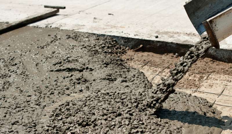 Versamento finale di cemento al piano terra di un famoso palazzo storico
